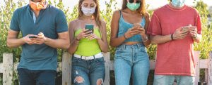 Jovens utilizam celulares e internet