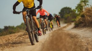 Ciclistas fazendo trilha em estrada de chão