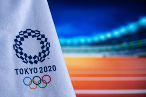Bandeira das Olimpíadas em uma pista de atletismo