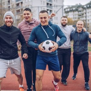 Torcedores com uma bola de futebol